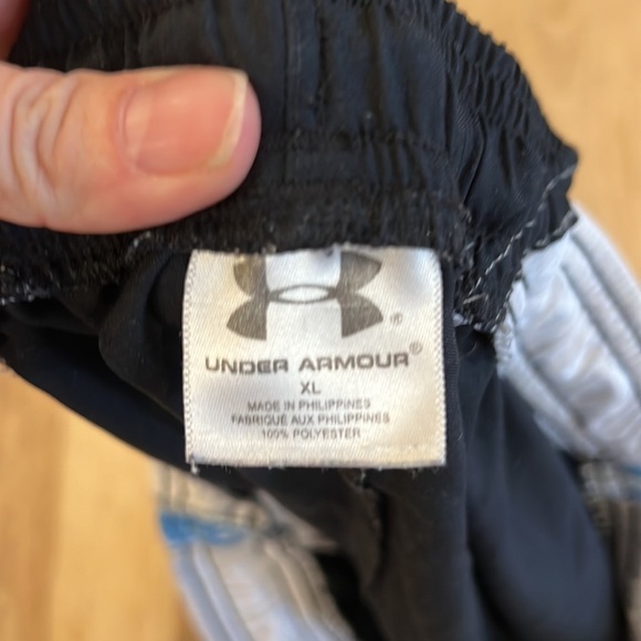 Under Armour sports shorts like new. Size XL - Picture 4 of 5